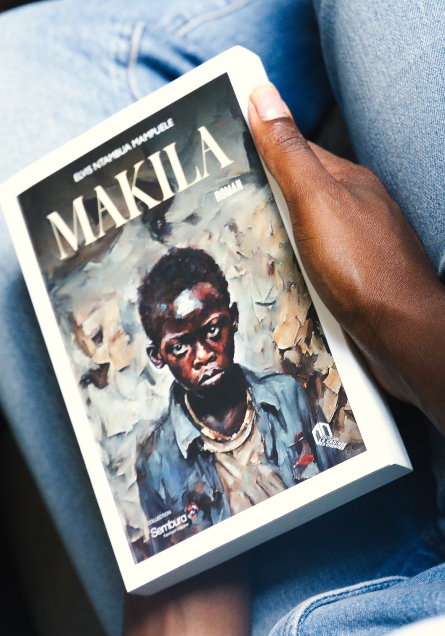 Exemplaire de Makila entre les mains